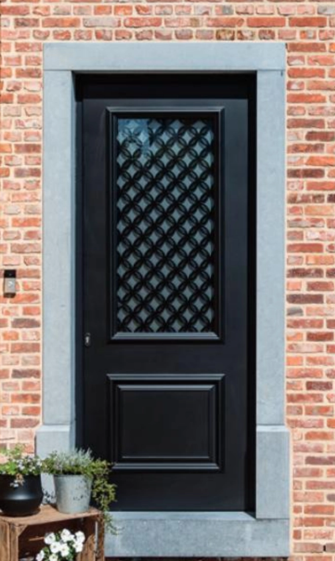 Porte d’entrée PVC à panneau décoratif Frager installée à Bruxelles
